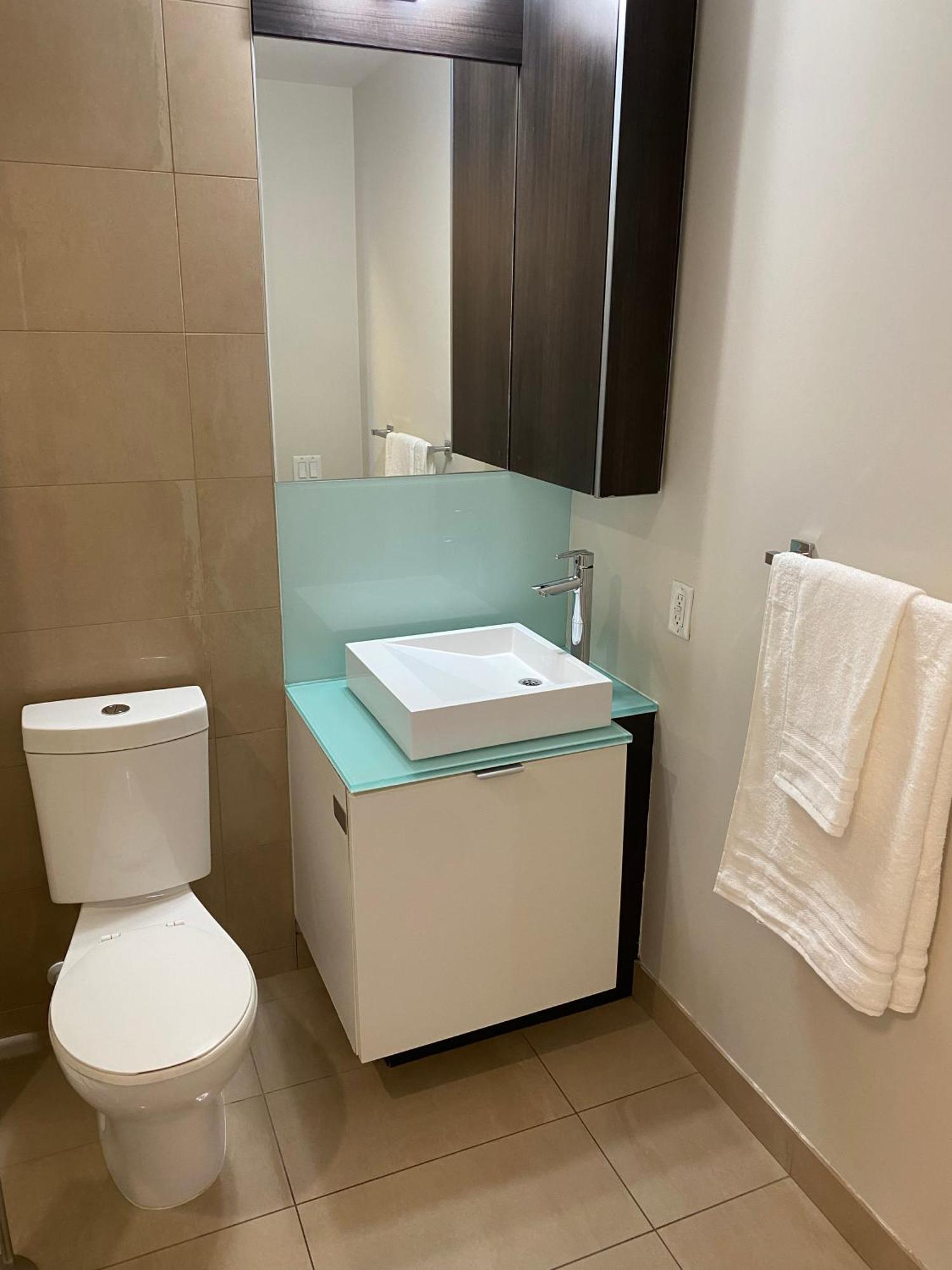 Central Toronto Suite - Free Parking, City Views, Near Cn Tower エクステリア 写真